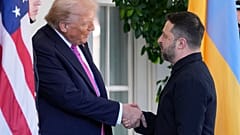 Prezydent Donald Trump wita prezydenta Ukrainy Wołodymyra Zełenskiego w Białym Domu w piątek, 17 października 2025 r., w Waszyngtonie.