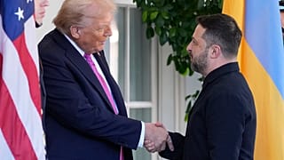 Prezydent Donald Trump wita prezydenta Ukrainy Wołodymyra Zełenskiego w Białym Domu w piątek, 17 października 2025 r., w Waszyngtonie.