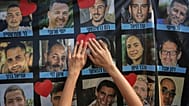 Piros szíves matricákkal várták az izraeli túszok kiszabadulását Tel-Avivban, 2025. október 13-án