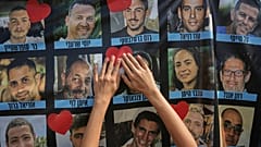 Piros szíves matricákkal várták az izraeli túszok kiszabadulását Tel-Avivban, 2025. október 13-án