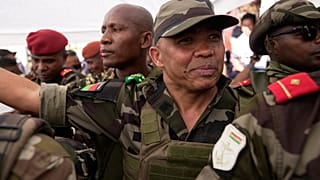   العقيد مايكل راندريانيرينا، انضم إلى المتظاهرين للإعلان عن سيطرة القوات المسلحة على البلاد في أنتاناناريفو، مدغشقر، الثلاثاء 14 أكتوبر/تشرين الأول 2025.