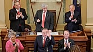 ARCHIVO - El entonces gobernador de Virginia, Timothy Kaine, saluda a la galería mientras se prepara para pronunciar su discurso en el Capitolio de Richmond, en enero de 2009.