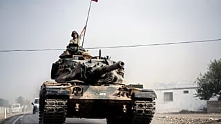 دبابات وآليات مدرعة تابعة للجيش التركي تتجه نحو الحدود السورية، تركيا، الخميس 25 أغسطس/آب 2016. 