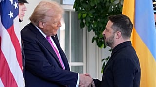 الرئيس الأمريكي دونالد ترامب يصافح الرئيس الأوكراني فولوديمير زيلينسكي في البيت الأبيض، واشنطن، 17 أكتوبر 2025.