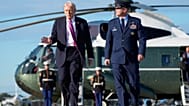 Donald Trump camina junto a un alto militar tras descender de su helicóptero
