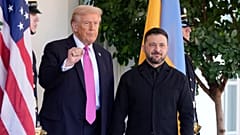 Президент США Дональд Трамп (слева) жестикулирует, приветствуя президента Украины Владимира Зеленского в Белом доме в пятницу, 17 октября 2025 года, в Вашингтоне.