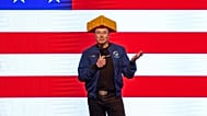 Elon Musk, 30 Mart 2025'te Wisconsin'in Green Bay kentinde konuşuyor.