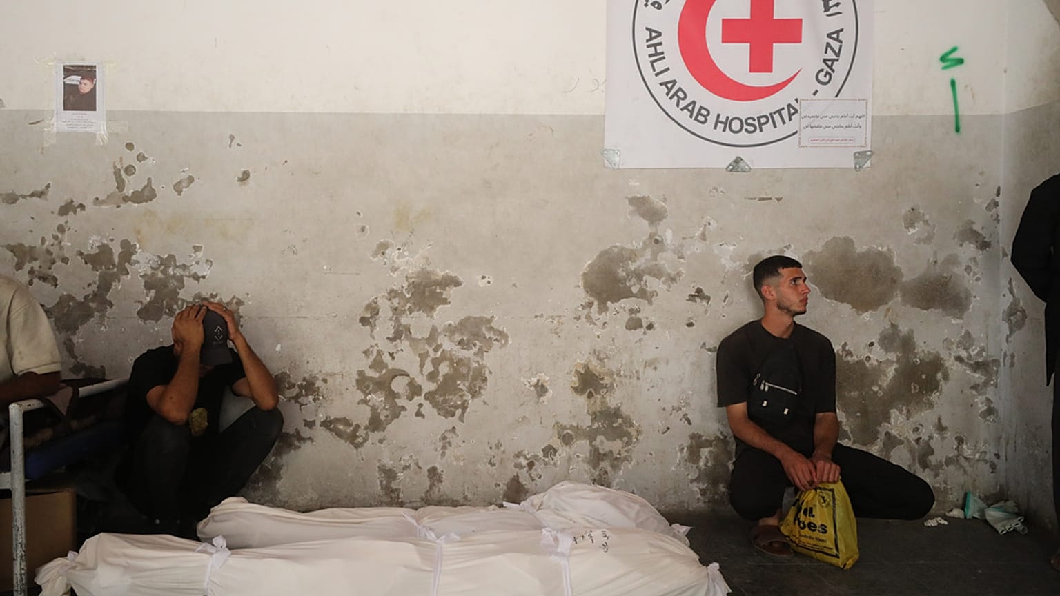  جثث فلسطينيين قُتِلوا بنيران القوات الإسرائيلية في مستشفى الأهلي في مدينة غزة، السبت 18 أكتوبر/تشرين الأول 2025.
