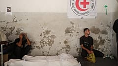  جثث فلسطينيين قُتِلوا بنيران القوات الإسرائيلية في مستشفى الأهلي في مدينة غزة، السبت 18 أكتوبر/تشرين الأول 2025.