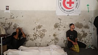  جثث فلسطينيين قُتِلوا بنيران القوات الإسرائيلية في مستشفى الأهلي في مدينة غزة، السبت 18 أكتوبر/تشرين الأول 2025.