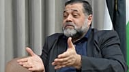 المسؤول السياسي لحركة حماس أسامة حمدان يتحدث خلال مقابلة مع وكالة أسوشيتد برس في الدوحة، قطر، الثلاثاء 13 أغسطس 2024.