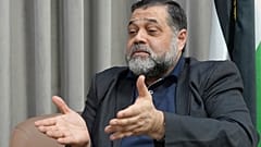 المسؤول السياسي لحركة حماس أسامة حمدان يتحدث خلال مقابلة مع وكالة أسوشيتد برس في الدوحة، قطر، الثلاثاء 13 أغسطس 2024.