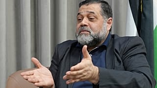 المسؤول السياسي لحركة حماس أسامة حمدان يتحدث خلال مقابلة مع وكالة أسوشيتد برس في الدوحة، قطر، الثلاثاء 13 أغسطس 2024.