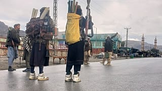 يقف مقاتلو طالبان بالقرب من حدود تورخام المغلقة مع باكستان، حيث تبادلت القوات الباكستانية والأفغانية إطلاق النار طوال الليل، في تورخام، أفغانستان، الاثنين 3 مارس 2025.