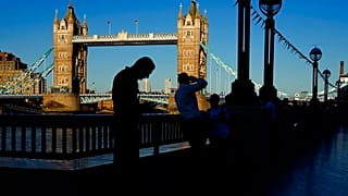 صورة تعبيرية لأشخاص يستخدمون هواتفهم في لندن