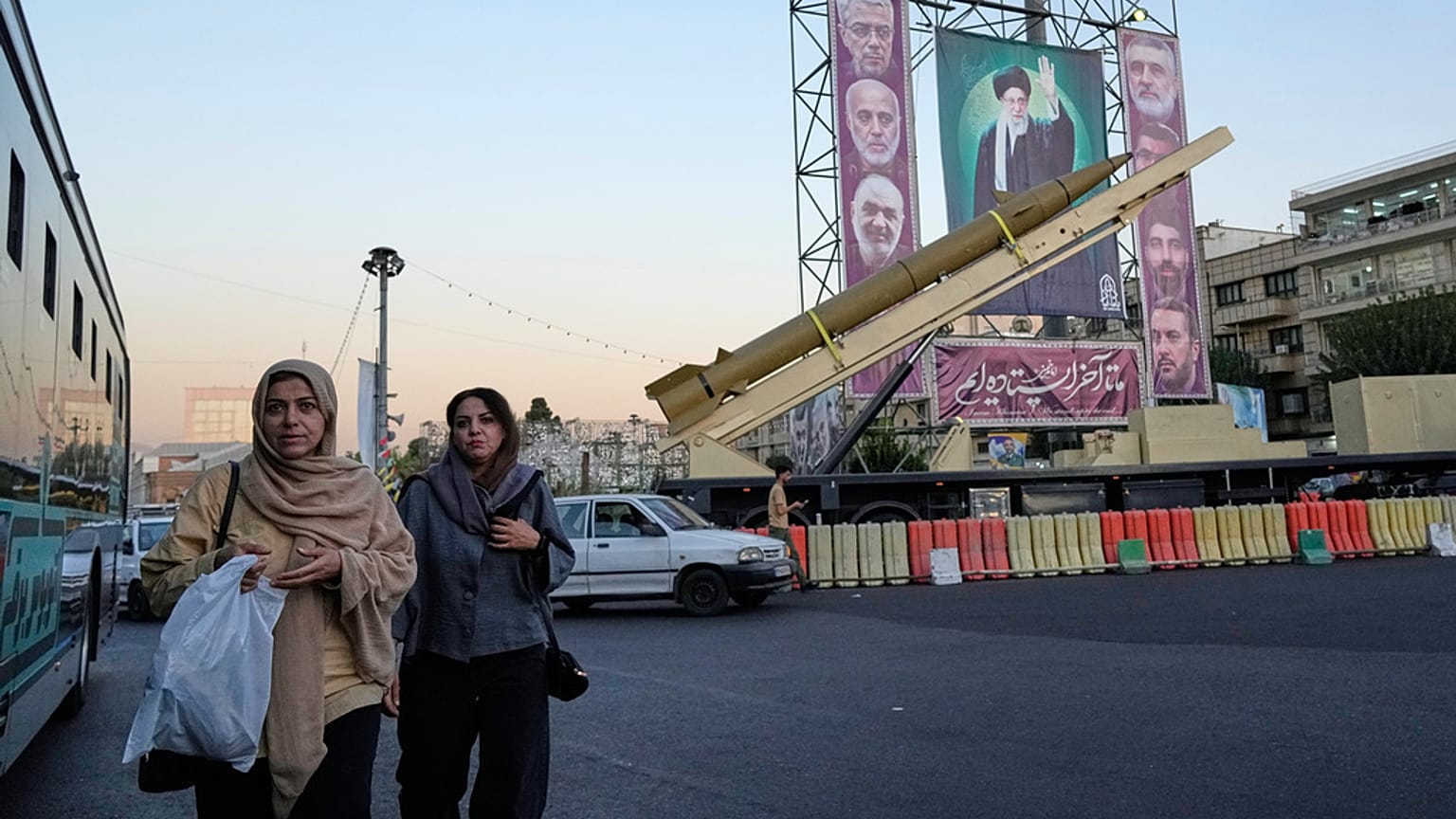 يسير الناس أمام صاروخ محلي الصنع "كايبار باستر"، ولافتات تحمل صور المرشد الأعلى الإيراني علي خامنئي 25 سبتمبر 2025