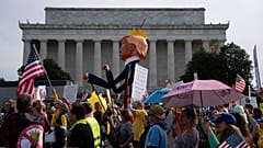 Толпы проходят мимо Мемориала Линкольна во время протеста 'Нет королям', суббота, 18 октября 2025 года, Вашингтон