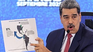 رئيس فنزويلا نيكولاس مادورو يشير إلى خريطة للأمريكيتين خلال مؤتمر صحفي في كاراكاس، فنزويلا، في 15 أيلول/سبتمبر 2025