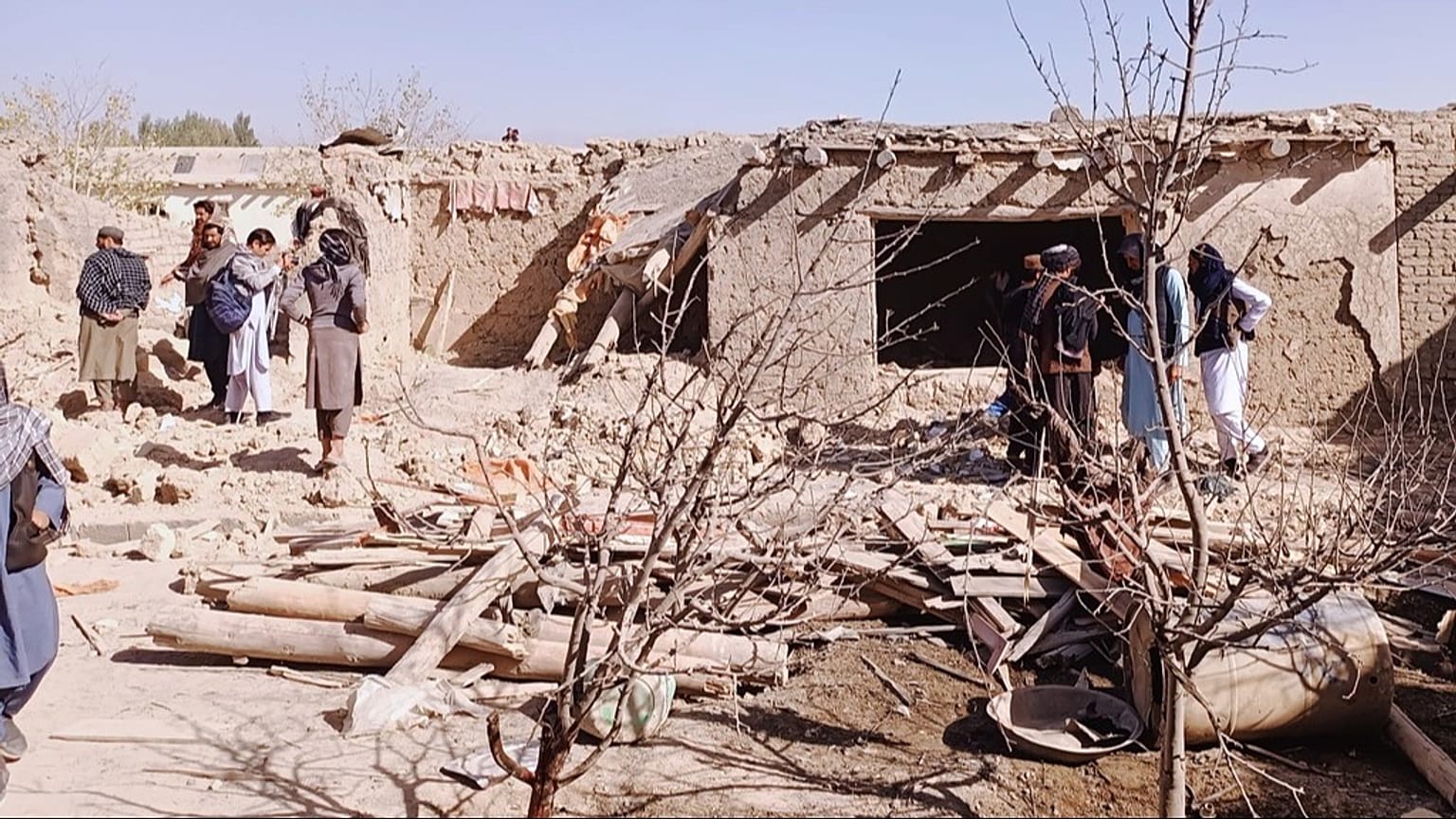 Moradores inspeccionam o local de um ataque transfronteiriço do exército paquistanês na província de Paktika, no leste do Afeganistão, no sábado, 18 de outubro de 2025