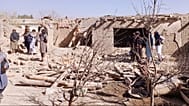 Einheimische inspizieren den Ort eines grenzüberschreitenden Angriffs der pakistanischen Armee in der östlichen afghanischen Provinz Paktika, Samstag, 18. Oktober 2025