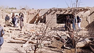 Einheimische inspizieren den Ort eines grenzüberschreitenden Angriffs der pakistanischen Armee in der östlichen afghanischen Provinz Paktika, Samstag, 18. Oktober 2025