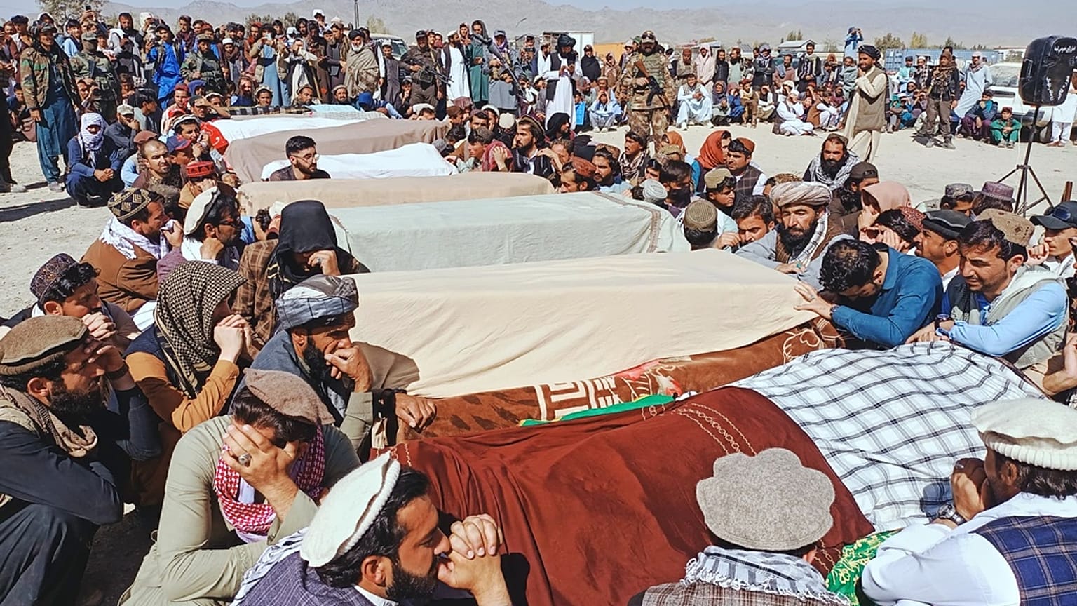 مشيعيون أفغان يصلون على جثث ضحايا غارة جوية باكستانية في منطقة أرجون بإقليم باكتيكا شرق أفغانستان السبت 18 أكتوبر 2025