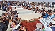 مشيعيون أفغان يصلون على جثث ضحايا غارة جوية باكستانية في منطقة أرجون بإقليم باكتيكا شرق أفغانستان السبت 18 أكتوبر 2025