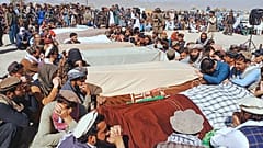 مشيعيون أفغان يصلون على جثث ضحايا غارة جوية باكستانية في منطقة أرجون بإقليم باكتيكا شرق أفغانستان السبت 18 أكتوبر 2025