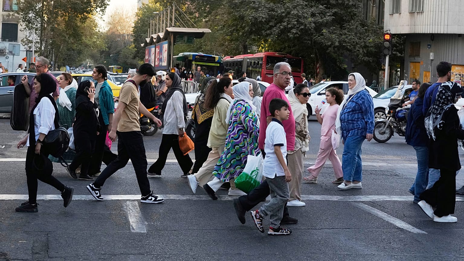 أشخاص يعبرون تقاطعًا في وسط مدينة طهران، إيران، الخميس 18 سبتمبر 2025. 