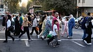 أشخاص يعبرون تقاطعًا في وسط مدينة طهران، إيران، الخميس 18 سبتمبر 2025. 