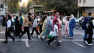 أشخاص يعبرون تقاطعًا في وسط مدينة طهران، إيران، الخميس 18 سبتمبر 2025. 