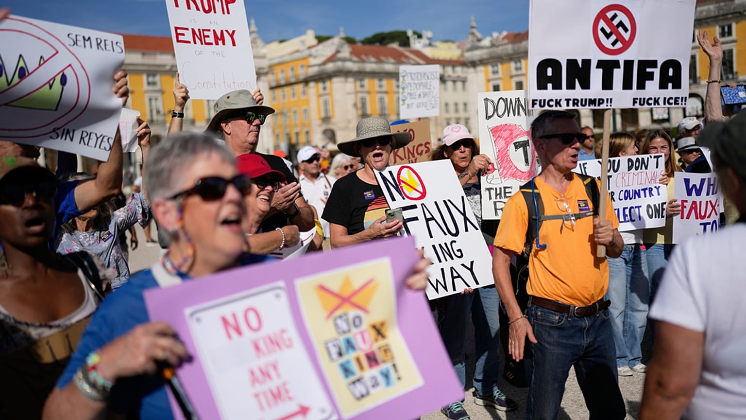 Cidadãos norte-americanos residentes em Portugal participam num protesto contra a monarquia no centro de Lisboa. 