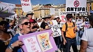 Cidadãos norte-americanos residentes em Portugal participam num protesto contra a monarquia no centro de Lisboa. 