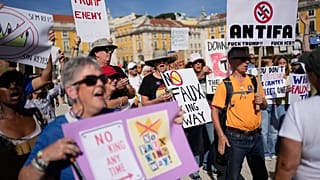 Cidadãos norte-americanos residentes em Portugal participam num protesto contra a monarquia no centro de Lisboa. 