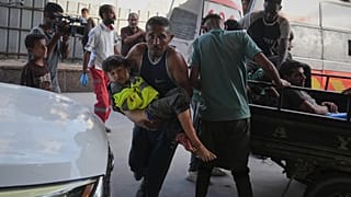 Un bambino palestinese ferito viene portato all'ospedale Nasser dopo un bombardamento israeliano a Khan Younis  (19 ottobre 2025)