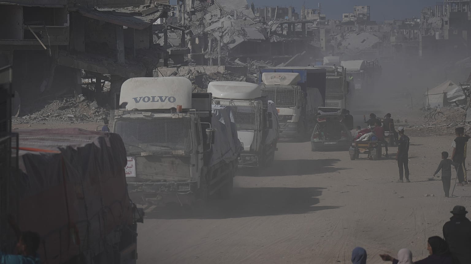 Camiones que transportan ayuda del Programa Mundial de Alimentos (PMA) pasan por Khan Younis, en el sur de la Franja de Gaza, el domingo 19 de octubre de 2025.