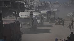 Camiones que transportan ayuda del Programa Mundial de Alimentos (PMA) pasan por Khan Younis, en el sur de la Franja de Gaza, el domingo 19 de octubre de 2025.