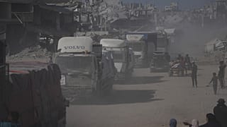 Camiones que transportan ayuda del Programa Mundial de Alimentos (PMA) pasan por Khan Younis, en el sur de la Franja de Gaza, el domingo 19 de octubre de 2025.