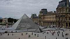 ARŞİV. Paris'teki Louvre Müzesi'nin dışında insanlar yürüyor. 31 Ağustos 2025.
