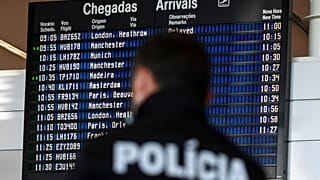 ARQUIVO (28.05.2021): Um agente da polícia em frente a um ecrã que mostra as chegadas ao aeroporto do Porto