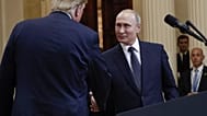 الرئيس الأمريكي دونالد ترامب، على اليسار، والرئيس الروسي فلاديمير بوتين، على اليمين، يصافحان بعضهما عند اختتام مؤتمرهم الصحفي المشترك في القصر الرئاسي في هلسنكي، فنلندا،