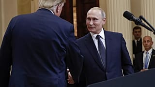 الرئيس الأمريكي دونالد ترامب، على اليسار، والرئيس الروسي فلاديمير بوتين، على اليمين، يصافحان بعضهما عند اختتام مؤتمرهم الصحفي المشترك في القصر الرئاسي في هلسنكي، فنلندا،