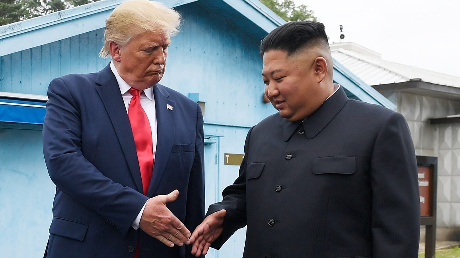 صورة أرشيفية تجمع زعيم كوريا الشمالية كيم جونغ أون والرئيس الأمريكي دونالد ترامب وهما يتصافحان في قرية بانمونجوم الحدودية في المنطقة منزوعة السلاح، في 30 يونيو/حزيران 2019.