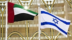 ترفرف أعلام الإمارات وإسرائيل فوق رأس الرئيس الإسرائيلي إسحاق هرتسوغ أثناء إلقائه خطابًا في معرض إكسبو 2020 بدبي، الإمارات العربية المتحدة، 31 يناير 2022.