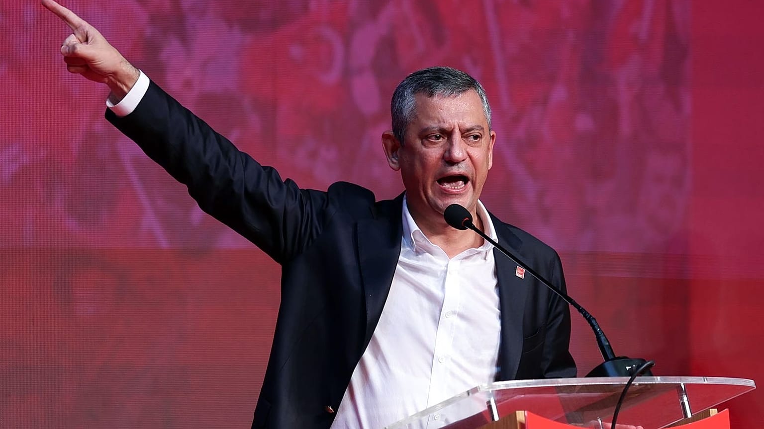 Özgür Özel pazar gününün erken saatlerinde Manisa İl Kongresi'ne de katıldı.