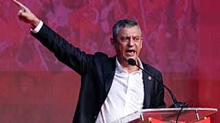 Özgür Özel pazar gününün erken saatlerinde Manisa İl Kongresi'ne de katıldı.