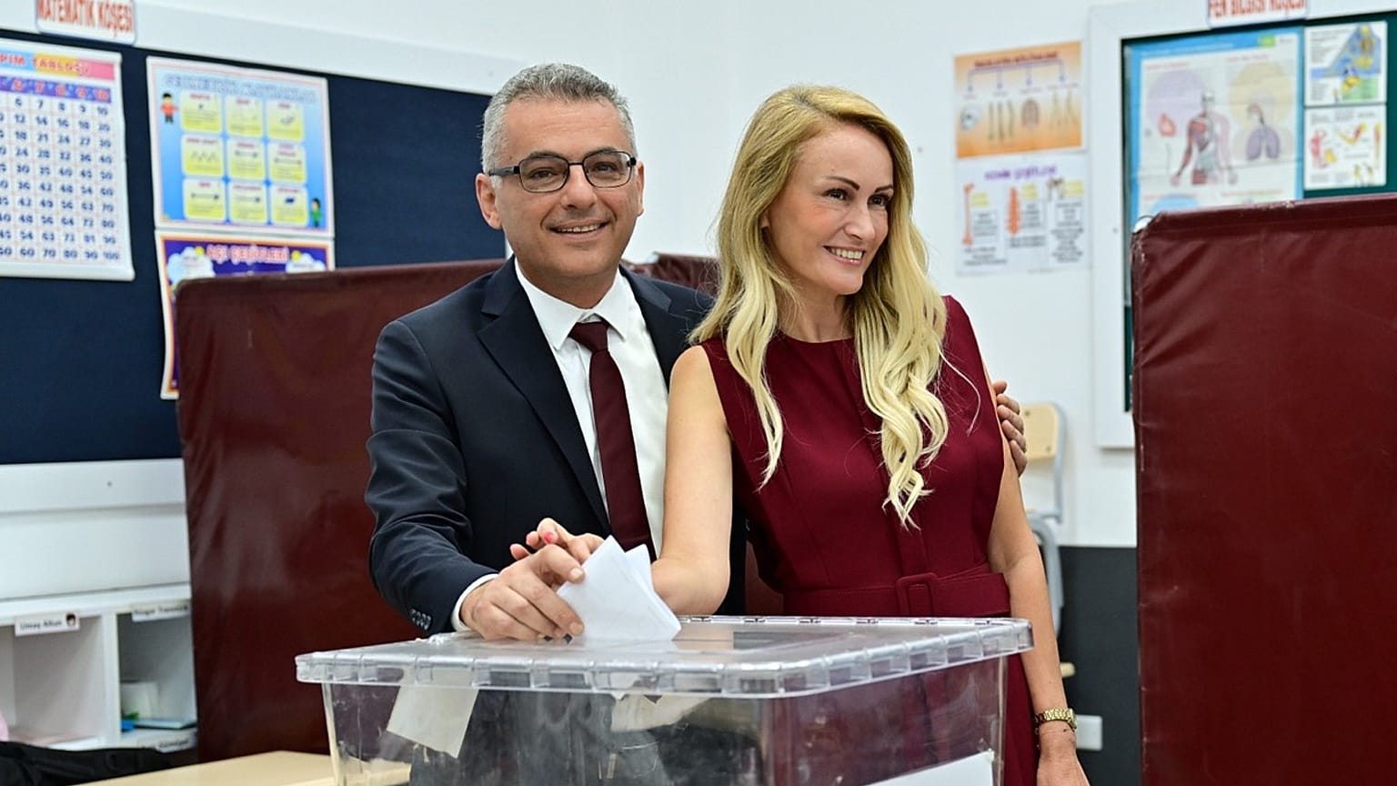 KKTC'nin seçilen Cumhurbaşkanı Tufan Erhürman ve eşi Nilden Bektaş Erhürman oy kullanırken görüntüleniyor
