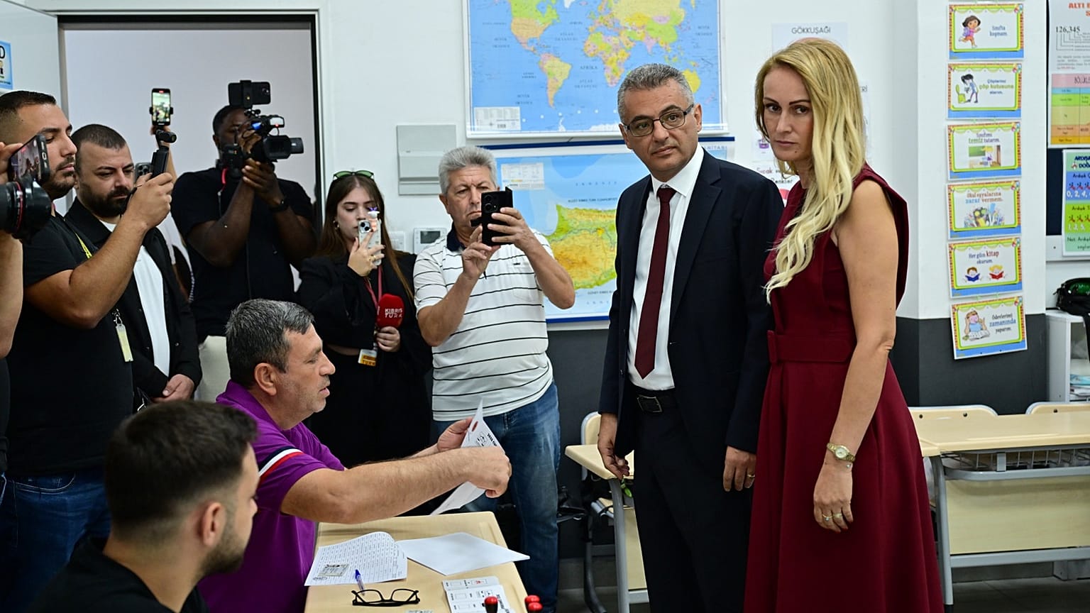 Ο Τουφάν Ερχιουμάν με την σύζυγό του Νιλντέν Μπεκτάς κατά την «ψηφοοφορία»