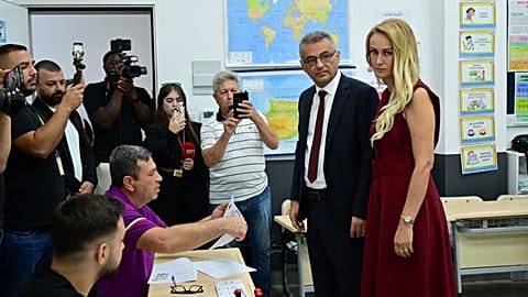 Tufan Erhiuman con la moglie Nilden Bektas durante la "votazione".