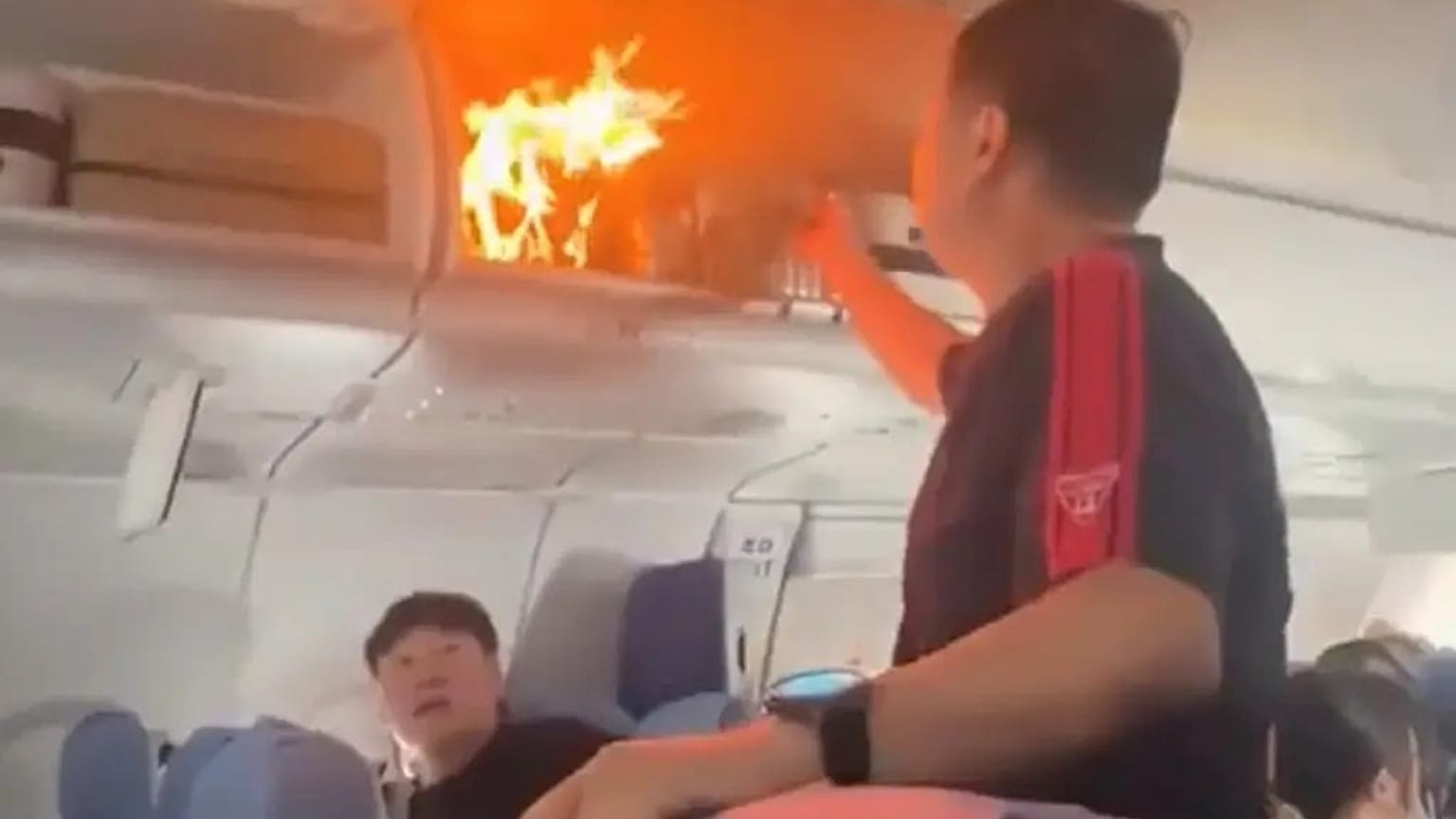 La explosión de una batería en pleno vuelo obliga a un aterrizaje de emergencia, 18/10/2025